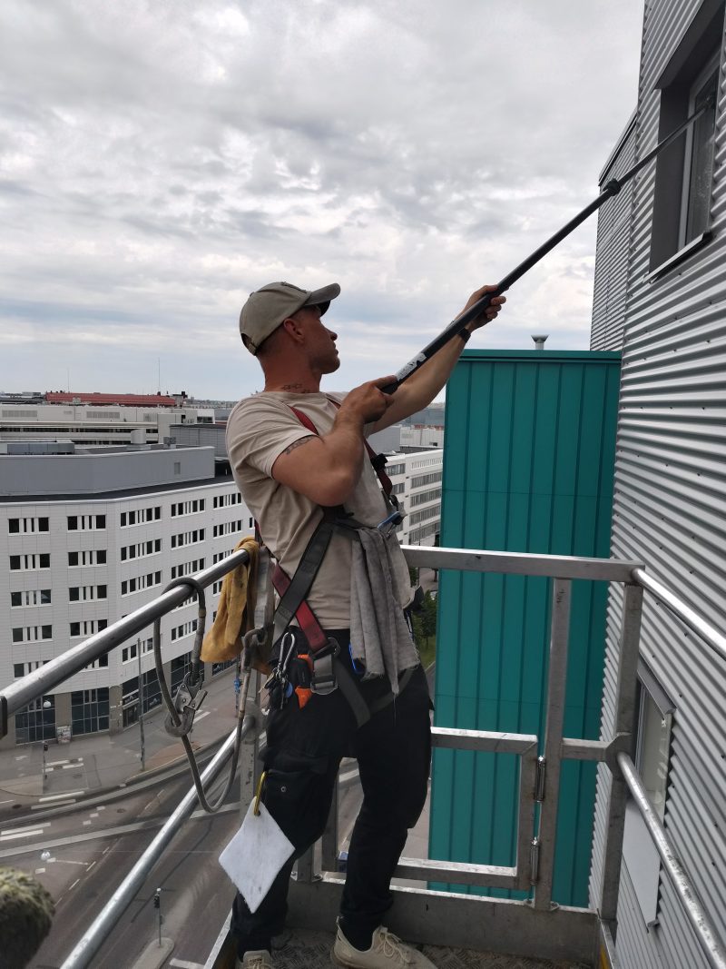 Ikkunanpesu köysitekniikalla Helsinki — ammattimainen ikkunanpesu